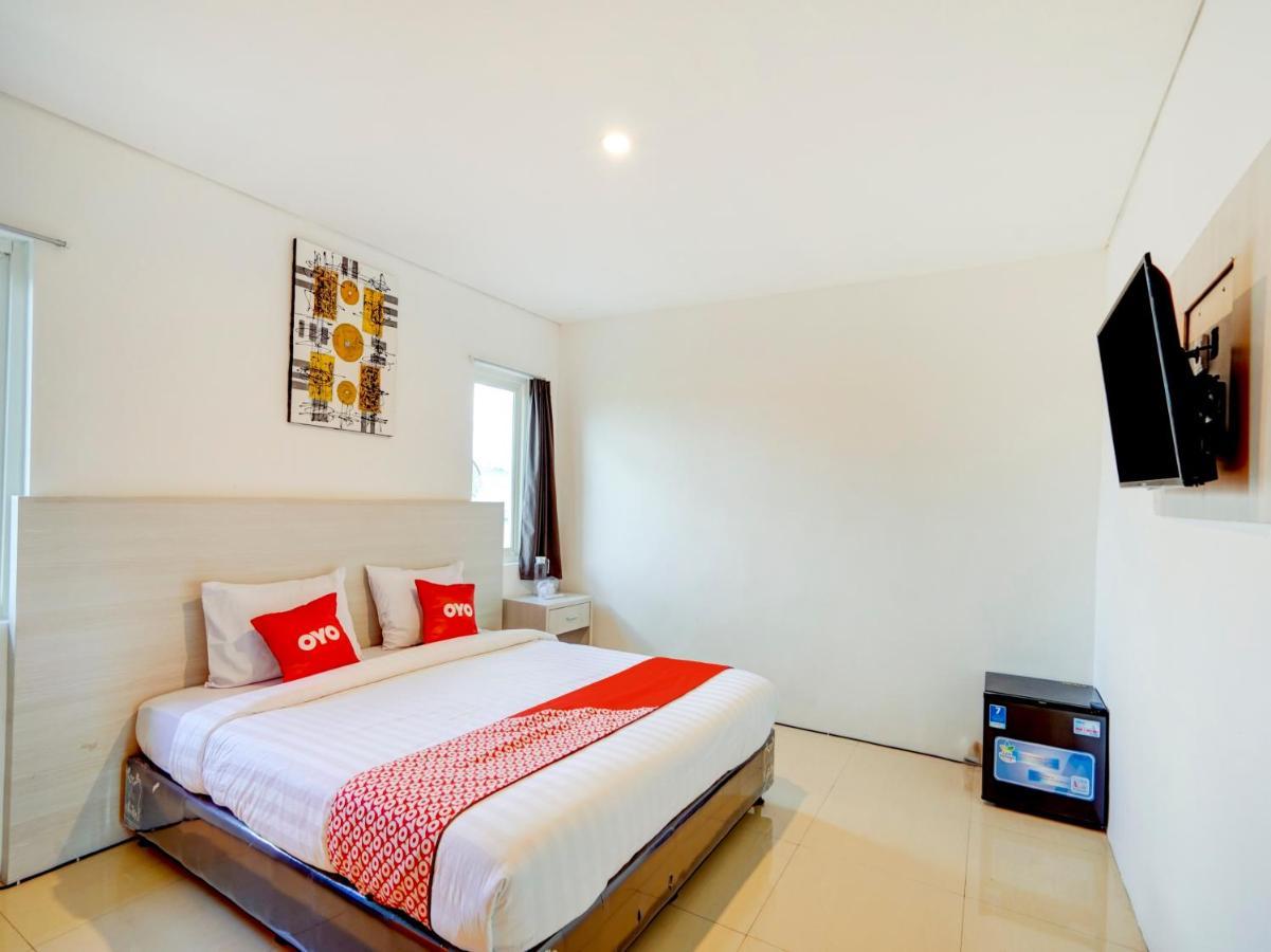 Lg Hotel Jember Exterior photo
